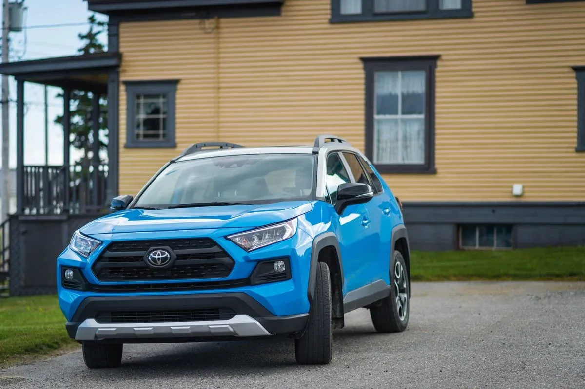 2022 Toyota RAV4 — photo 1 of 3